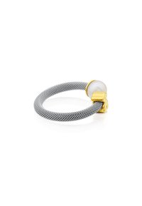 Pulsera de malla plateada con un cierre dorado y un acento de perla blanca redonda, que presenta un diseño tubular flexible y una textura suave.