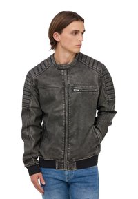 Giacca bomber da uomo in morbida ecopelle grigia scura. Presenta dettagli a coste sulle spalle, zip anteriore e tasche laterali. Texture liscia.