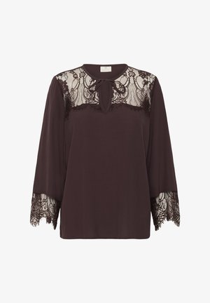 Tmavě hnědá blůza s dlouhými rukávy, zdobená krajkovými detaily na ramenou a manžetách, a s výstřihem ve tvaru klíče se zavazováním kolem krku.