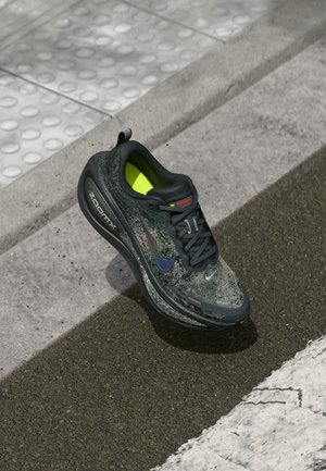 VOMERO PLUS NA22  - Trail hardloopschoenen - anthracite/black/oatmeal/volt/light crimson/metallic silver-coloured