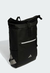 Mochila negra tipo roll-top hecha de un tejido duradero, con un bolsillo frontal con cremallera, correas ajustables y un detalle reflectante en el lateral.