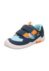 Marineblaue und hellblaue Sportschuhe mit zwei verstellbaren Klettverschlüssen, orangefarbigen Akzenten, strukturiertem Stoff und einer gepolsterten Sohle.