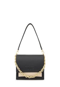 Bolso de mano de cuero negro y beige con el logo TOUS en relieve, que cuenta con un asa negra y un detalle de cadena dorada gruesa en la solapa frontal.