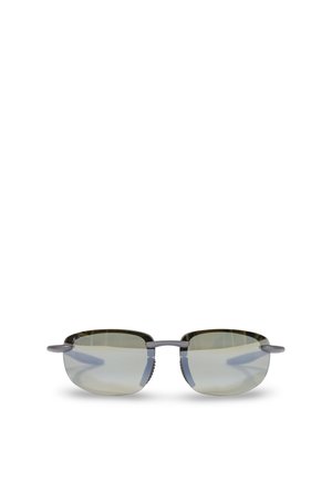 Gafas de sol rectangulares sin montura con lentes tintadas grises y varillas finas oscuras sobre fondo blanco.