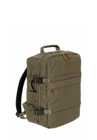 Zaino khaki dalla forma rettangolare, con doppia cerniera, maniglia superiore, spallacci regolabili e dettagli in pelle su tasche e cerniere.