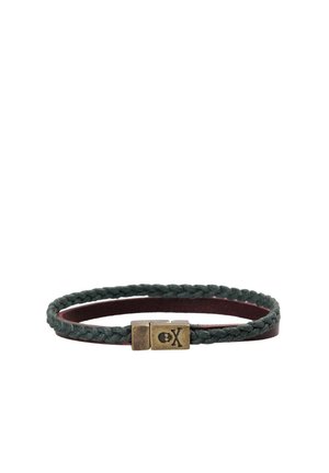 Pulsera de cuero marrón y trenzado verde oscuro de doble vuelta con cierre de latón grabado con un símbolo de calavera y huesos cruzados.