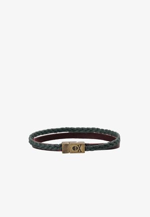Pulsera de cuero marrón y trenzado verde oscuro de doble vuelta con cierre de latón grabado con un símbolo de calavera y huesos cruzados.