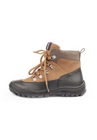 Bota de senderismo de ante marrón y goma negra, con ojales de metal, diseño con cordones y superficie texturizada. La parte superior tiene un acento azul y rojo.