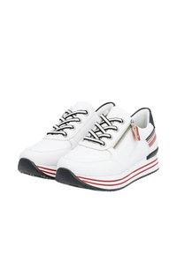Weiße Sneaker mit einem strukturierten Leder-Obermaterial, schwarzen Schnürsenkeln und einem seitlichen Reißverschlussdetail. Mit einer gestreiften roten und schwarzen Sohle für ein zusätzliches Designelement.