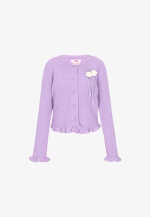 Lila geribde gebreide cardigan met hartvormige knopen, ruches aan de mouwen en onderkant, en twee witte bloemversieringen op de borst.