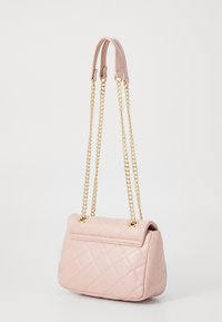 Ροζ τετράγωνη τσάντα με επένδυση, με χρυσές αλυσίδες, που διαθέτει κλείσιμο με καπάκι και λείο υλικό. Συμπαγές ορθογώνιο σχήμα με περιποιημένες γωνίες.