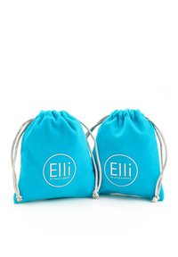 To farvede turkise stofposers med hvide snorelukninger, der prydes af et rundt logo med teksten "Elli by Julie & Grace."