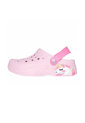 Zuecos rosas con un diseño de unicornio, que cuentan con una correa trasera elevada. El material es suave, con orificios de ventilación y recortes en forma de estrella.