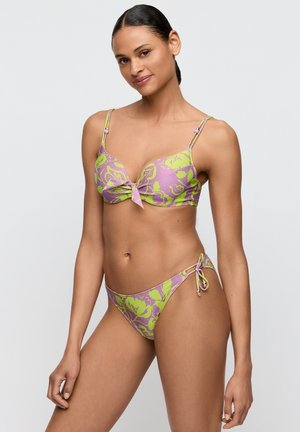 Paarsgroene bloemenbikini met een strikdetail op de top en veters aan de zijkanten van de broek. Gladde textuur, verstelbare bandjes.