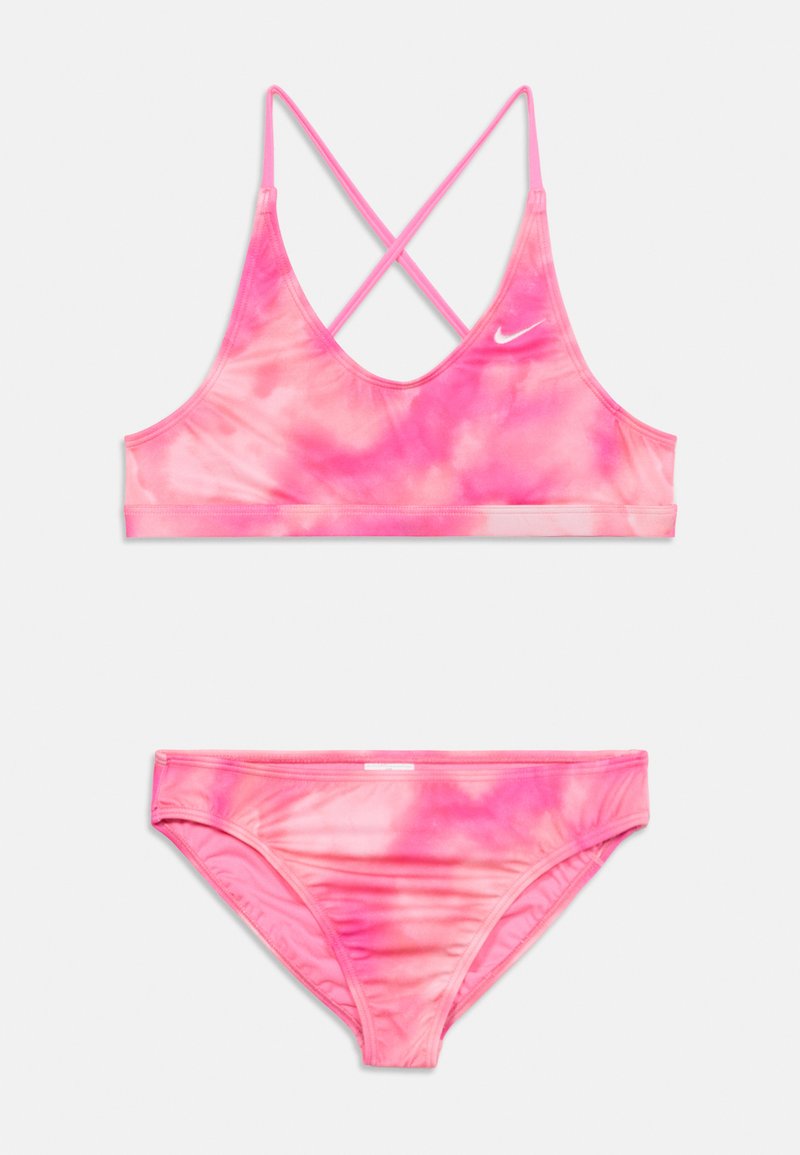 Δύο τεμαχίων ροζ μπικίνι tie-dye με λεπτούς λουρίδες που διασταυρώνονται πάνω και αντιστοιχισμένα κλασικά σλιπ, με μικρό λευκό λογότυπο Nike στην περιοχή του στήθους.