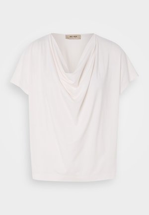 Cowl-Neck, kurzärmliges Oberteil aus weichem weißen Stoff; lockere Passform mit drapierten Details entlang des Halsausschnitts und glatter Textur.