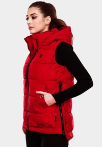 Gilet matelassé rouge avec une capuche, présentant un col haut, des poches zippées et un logo brodé. Tissu texturé avec une finition brillante.