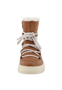 Brązowe zamszowe botki za kostkę z białymi teksturowanymi sznurówkami, miękkim futrzanym kołnierzem i beżową gumową podeszwą. Zamek błyskawiczny po boku.