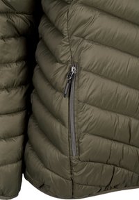 Olivgrön vadderad jacka med horisontella sömmar, utrustad med en ficka på sidan med dragkedja och slät tygtextur. Lätt design.