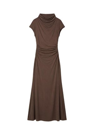 Robe midi marron sans manches avec col bénitier et détail froncé à la taille, confectionnée en tissu doux et fluide.
