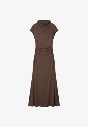 Robe midi marron sans manches avec col bénitier et détail froncé à la taille, confectionnée en tissu doux et fluide.