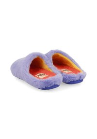Chaussons violets duveteux avec une texture douce, dotés d'un intérieur orange et d'une semelle plate. Étiquette visible sur la semelle intérieure.
