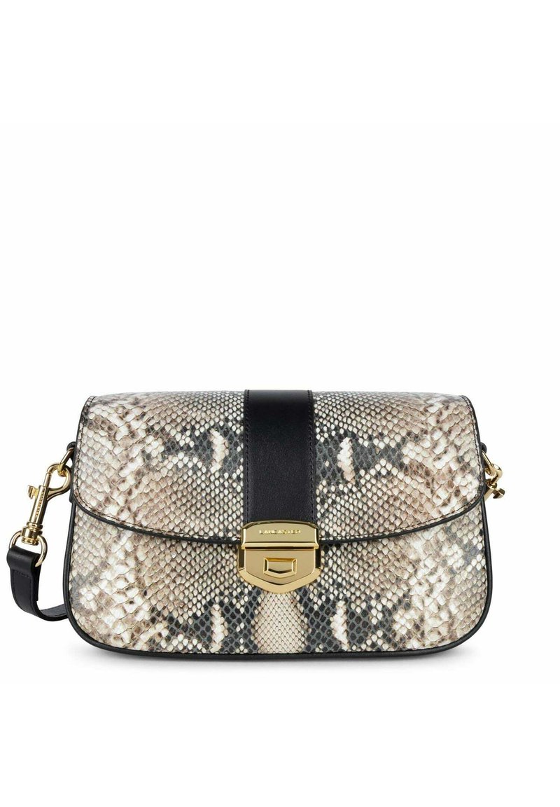 Schoudertas van slangenprintleer met een zwart leren schouderriem, gouden hardware sluiting en een rechthoekige vorm met een gestructureerde afwerking.