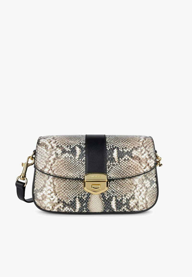 Schoudertas van slangenprintleer met een zwart leren schouderriem, gouden hardware sluiting en een rechthoekige vorm met een gestructureerde afwerking.