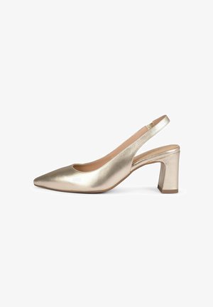 Zapato slingback dorado con punta puntiaguda y tacón de bloque, acabado en cuero liso, vista lateral sobre fondo blanco.