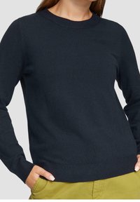 Maglione girocollo blu navy realizzato in materiale a maglia liscia. Presenta polsini e orlo a costine, con una vestibilità comoda e un design classico.