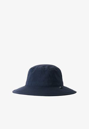 Dunkelblaues Bucket Hat aus leichtem Stoff. Mit einem breiten Rand, strukturiertem Oberflächen und einem kleinen Logo-Tag an der Seite.