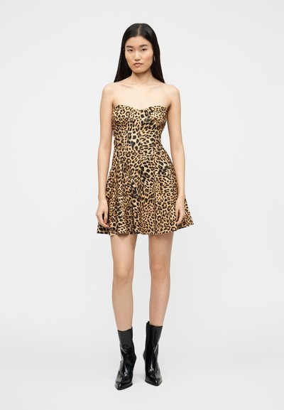 Φόρεμα χωρίς τιράντες με λεοπάρ μοτίβο, στενή μπλούζα και φούστα που φαρδαίνει, κατασκευασμένο από λείο ύφασμα. Φορεμένο με μαύρα μποτάκια αστραγάλου.