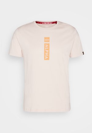 Lichtroze t-shirt met korte mouwen, gemaakt van katoen, met een verticale oranje "ALPHA" logo in het midden en een rode merklabel op de nek.