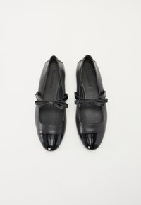 Balerini din piele neagră, cu vârf rotund, vârf strălucitor negru și o fundiță decorativă în față. Textură netedă și design clasic.