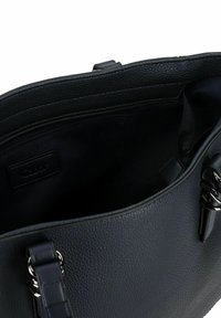 Schwarze Ledertasche mit strukturiertem Finish, ausgestattet mit einer inneren Reißverschlusstasche und glattem Innenfutter. Zwei stabile Griffe oben.