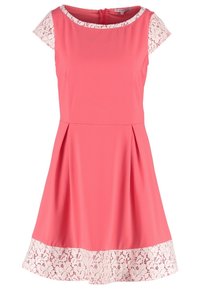 Robe corail rose longueur genou avec bordure en dentelle florale blanche sur les manches, l'encolure et l'ourlet, présentant une taille cintrée et une jupe plissée.