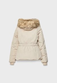 Giubbotto puffer beige con cappuccio in pelliccia sintetica, vita stretta, texture trapuntata e polsini a costine. Presenta un orlo arrotondato e una finitura liscia.