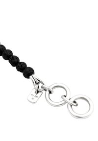 Armband av svart lavastenspärlor med silverlås och två sammanlänkade silverringar, med en liten silvertagg stämplad "925 Ag"