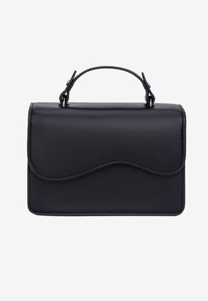 Sac à main en cuir noir avec un rabat lisse en forme de vague et une poignée supérieure incurvée sur un fond uni.