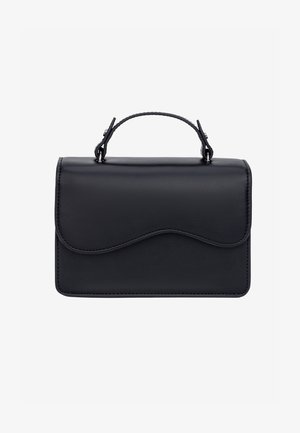 Sac à main en cuir noir avec un rabat lisse en forme de vague et une poignée supérieure incurvée sur un fond uni.