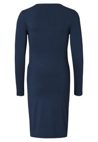 Granatowa sukienka z długim rękawem, o dopasowanym kroju i gładkiej tkaninie. Prosty okrągły dekolt bez widocznych zapięć i wzorów.
