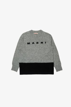 Suéter de lã cinza com uma parte inferior preta e a palavra "MARNI" em preto no peito. Gola redonda e mangas longas. Textura suave.
