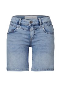 Vaaleansiniset farkkushortsit, joissa on muotoiltu design, viisi taskua, metallinen napitus ja koristeommeltu sauma.