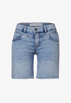 Pantalones cortos de mezclilla azul claro con un diseño ajustado, cinco bolsillos, cierre de botón de metal y costuras decorativas en las costuras.