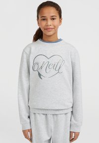 Sudadera gris claro con un escote redondeado y puños de canalé. Presenta un logo de O'Neill en forma de corazón en una impresión colorida y reflectante.