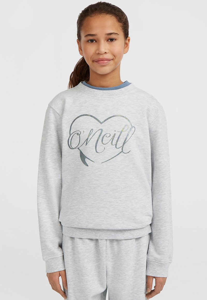 Sudadera gris claro con un escote redondeado y puños de canalé. Presenta un logo de O'Neill en forma de corazón en una impresión colorida y reflectante.