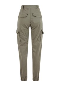 Khaki cargo kalhoty s tapered střihem, vybavené elastickými manžetami, dvěma bočními kapsami a dvěma zadními kapsami s klopou. Vyrobeny z odolné látky.
