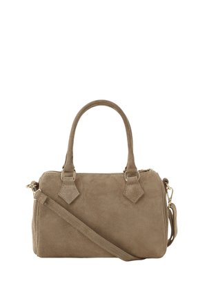 Bolso de ante color topo con dos asas superiores, una correa de hombro desmontable y herrajes de metal dorado sobre un fondo blanco.