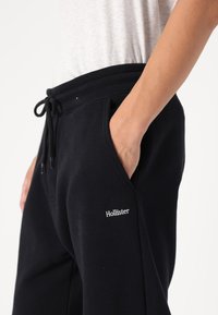 Hollister Co. LOGO JOGGER - Treniņtērpa apakšdaļas - black beauty