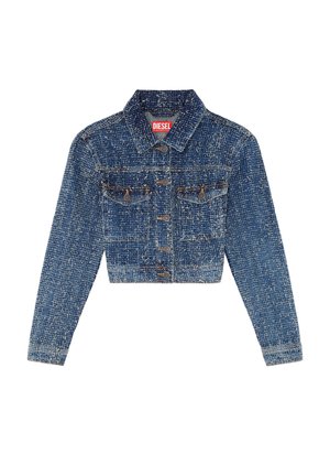 Veste en denim raccourcie bleu foncé avec une finition texturée, dotée de deux poches poitrine et de boutons en métal. Étiquette de marque visible sur le col.